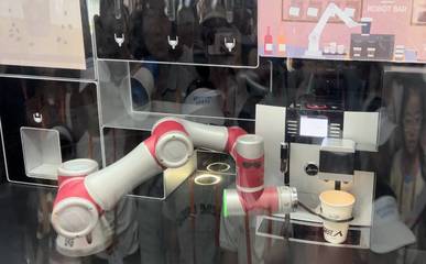 走進成都大運村 科技產(chǎn)品為大賽注入便利和魅力